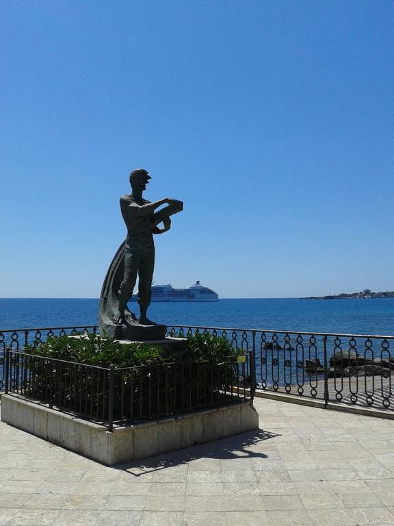 Mare E Monti Villa Giardini Naxos Bagian luar foto